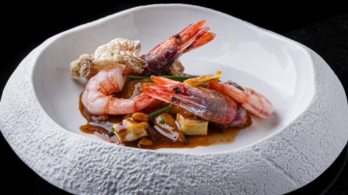 Gamba de Palamós, crestas de gallo, salsa mar y montaña y pollo crujiente del restaurante Hofmann.