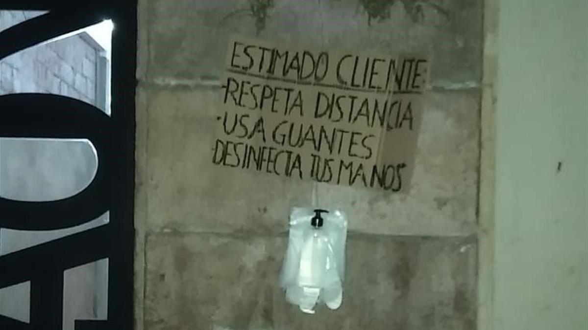 Guantes blancos a la entrada de un narcopiso en la calle Sant Salvador