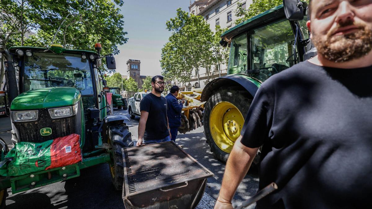 Tractores cortando la Gran Via de Barcelona, delante de la Conselleria d'Agricultura, en mayo de 2024.