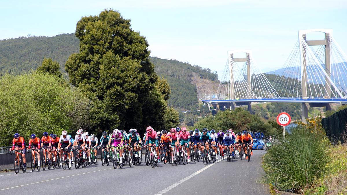 El pelotón de O Gran Camiño esprinta por Vigo