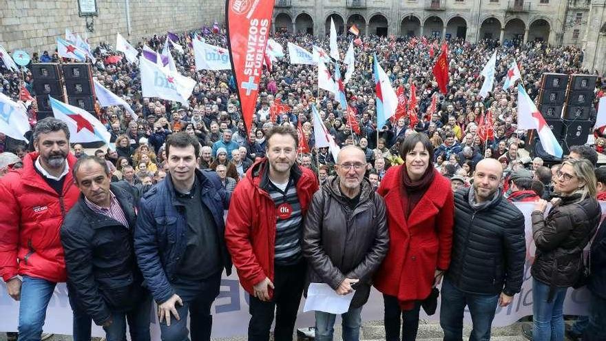 Representantes políticos y de las organizaciones convocantes al final de la marcha, ayer, en Santiago.