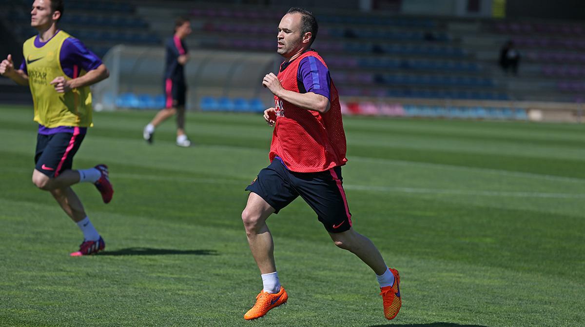 Primera sessió a la ciutat esportiva del Barça per preparar la tornada de quarts de la Champions.