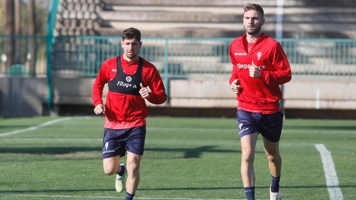 Javi Flores y Ramón Bueno, durante el entrenamiento del Córdoba CF en la Ciudad Deportiva, este miércoles.
