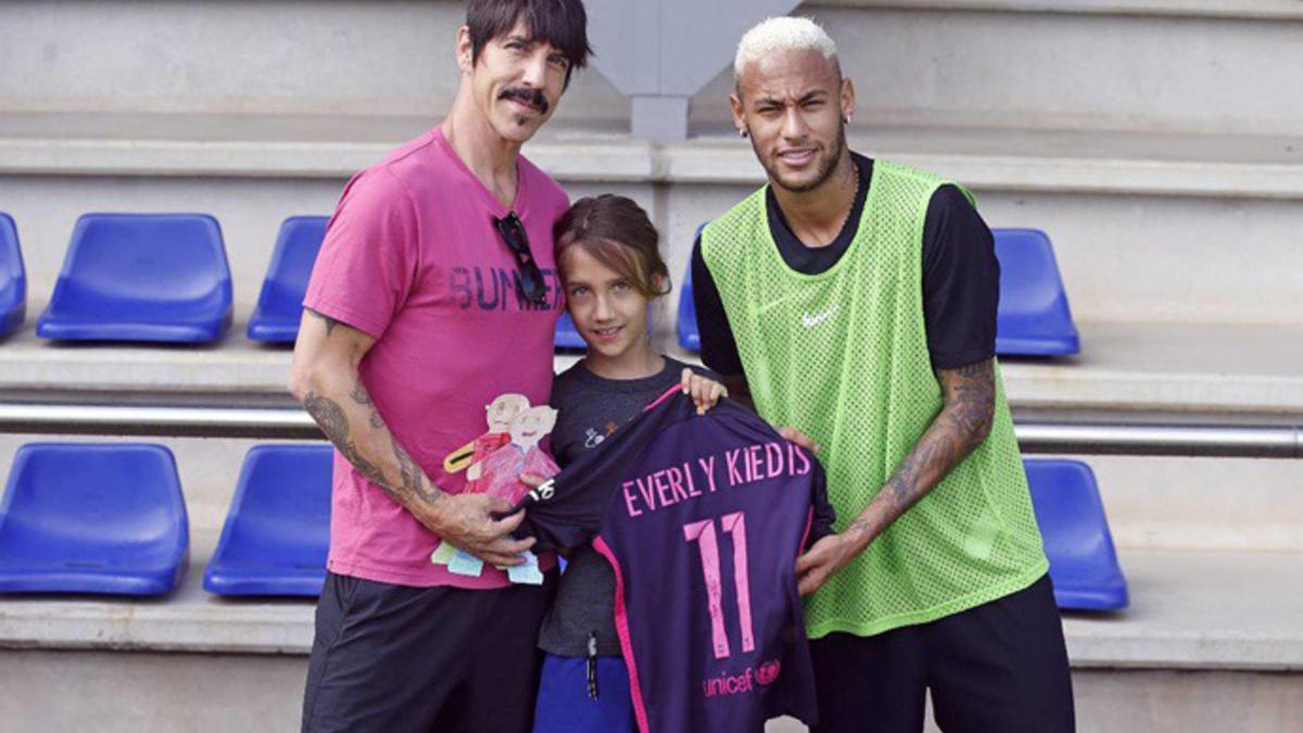 Neymar junto al cantante y vocalista del grupo Red Hot Chili Peppers, que este viernes ha presenciado el entrenamiento del FC Barcelona junto a su hija