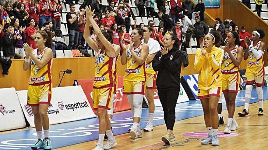 Les jugadores de l&#039;Uni saludant el públic, dijous, a Fontajau.