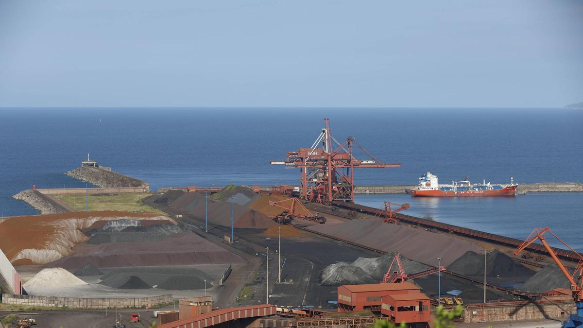 Vista de la terminal de minerales de El Musel, Ebhisa.