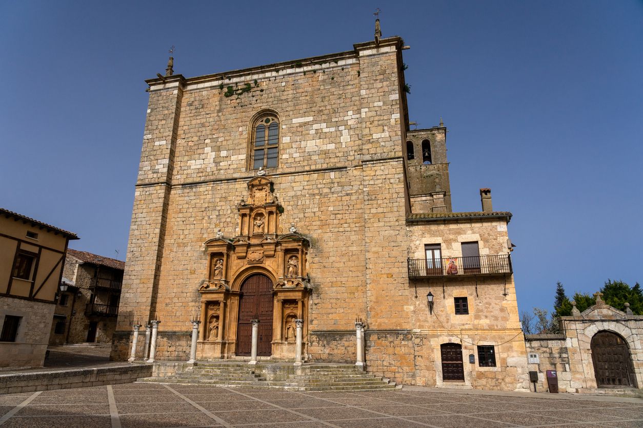 Plaza mayor y iglesia de Santa Ana en el pueblo medieval de Peñaranda de Duero al atardecer.
