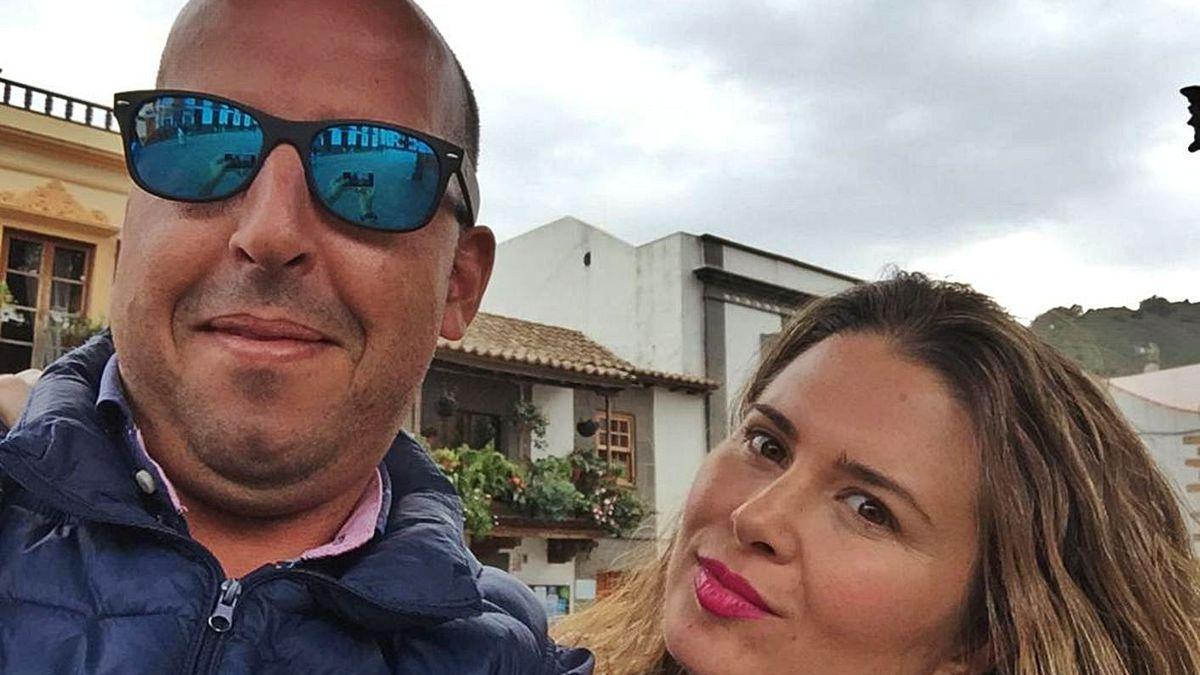 Ulises Montesdeoca y Gloria Molina, padres de acogida del menor, que se dará en adopción por el Gobierno canario.