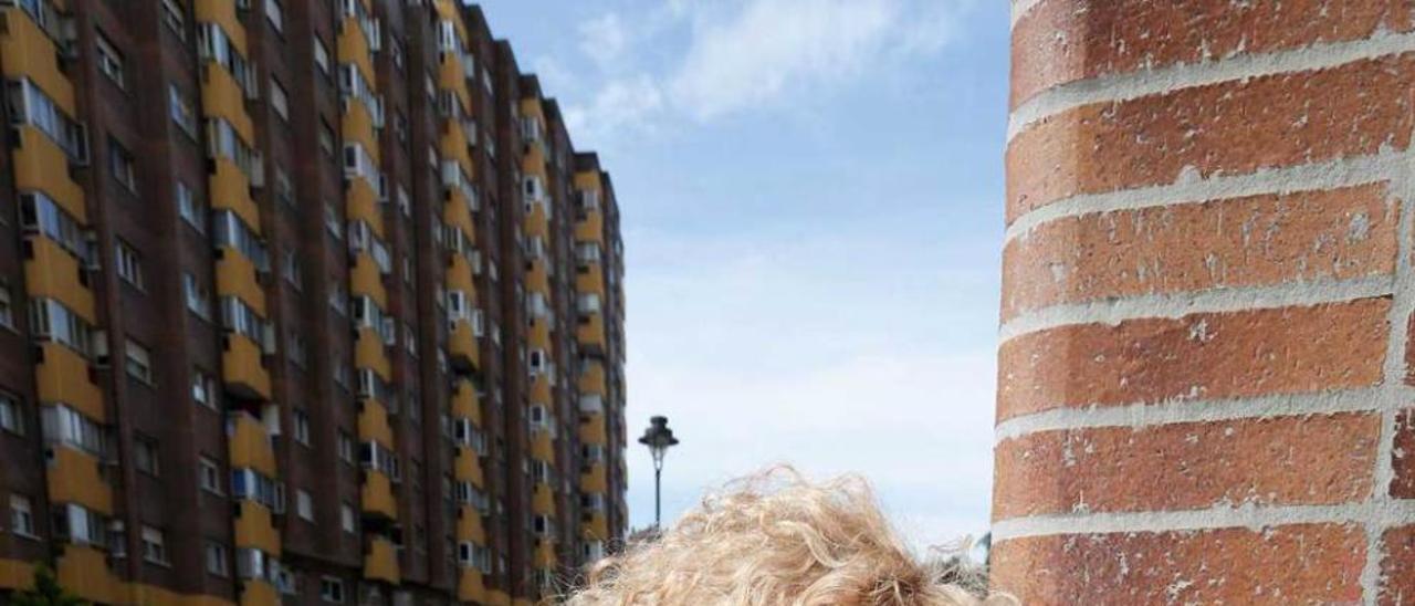 La escritora Teresa Moure, ayer, en la calle Constantino Suárez, &quot;Españolito&quot;.