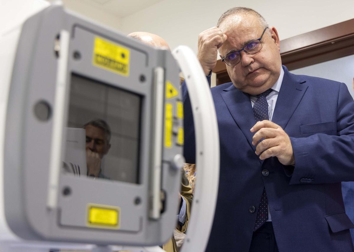El consejero de Sanidad, Alejandro Vázquez, visita el nuevo equipo de radiología puesto en marcha en el Centro de Atención Primaria San Juan de Salamanca.