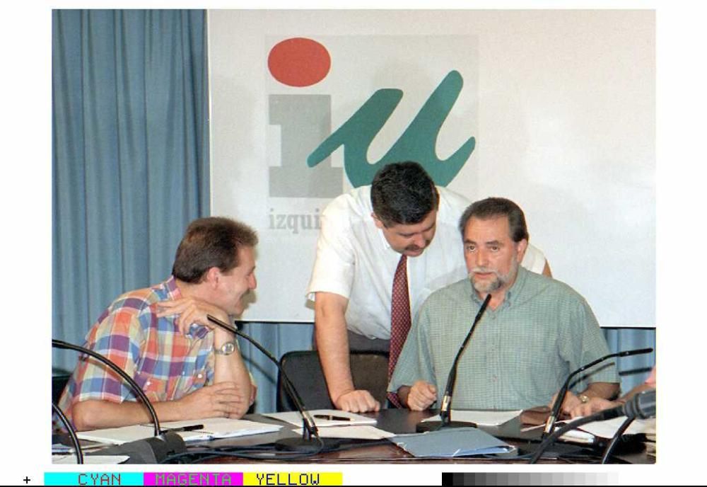 MD-104. MADRID, 20/8/96.-Julio Anguita (dcha.) conversa con los miembros de la Ejecutiva de su partido, Félix Martínez (izda.) y Antonio Romero (c), momentos antes de la comisión ejecutiva federal de IU en la que han tratado las iniciativas tras la decisión del Gobierno de no desclasificar los documentos del Cesid relacionados con el caso GAL. EFE/J.J.GUILLEN