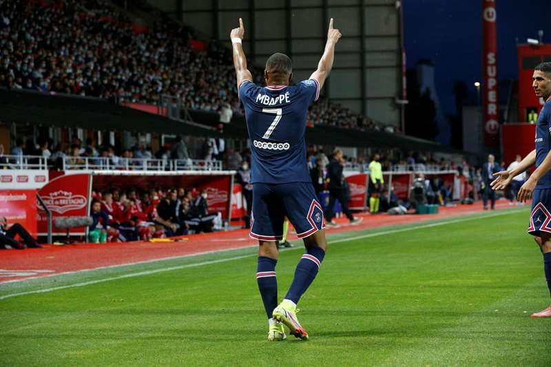 Mbappé festeja un gol que le marcó al Brest en la tercera jornada de la Liga francesa.