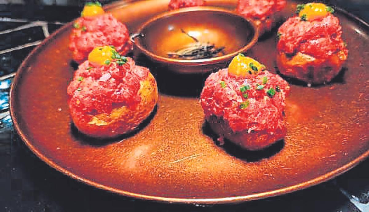 Steak tartar ahumado sobre patató.