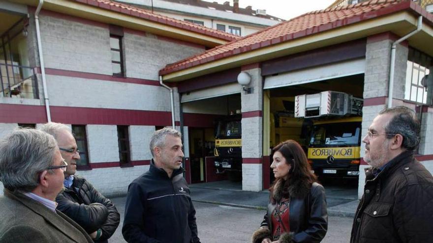 Constantino Álvarez, Francisco Zarracina, Manuel Fernández, Carmen Rodríguez Maniega y Alfonso Araujo, ayer, en el Parque de Bomberos.