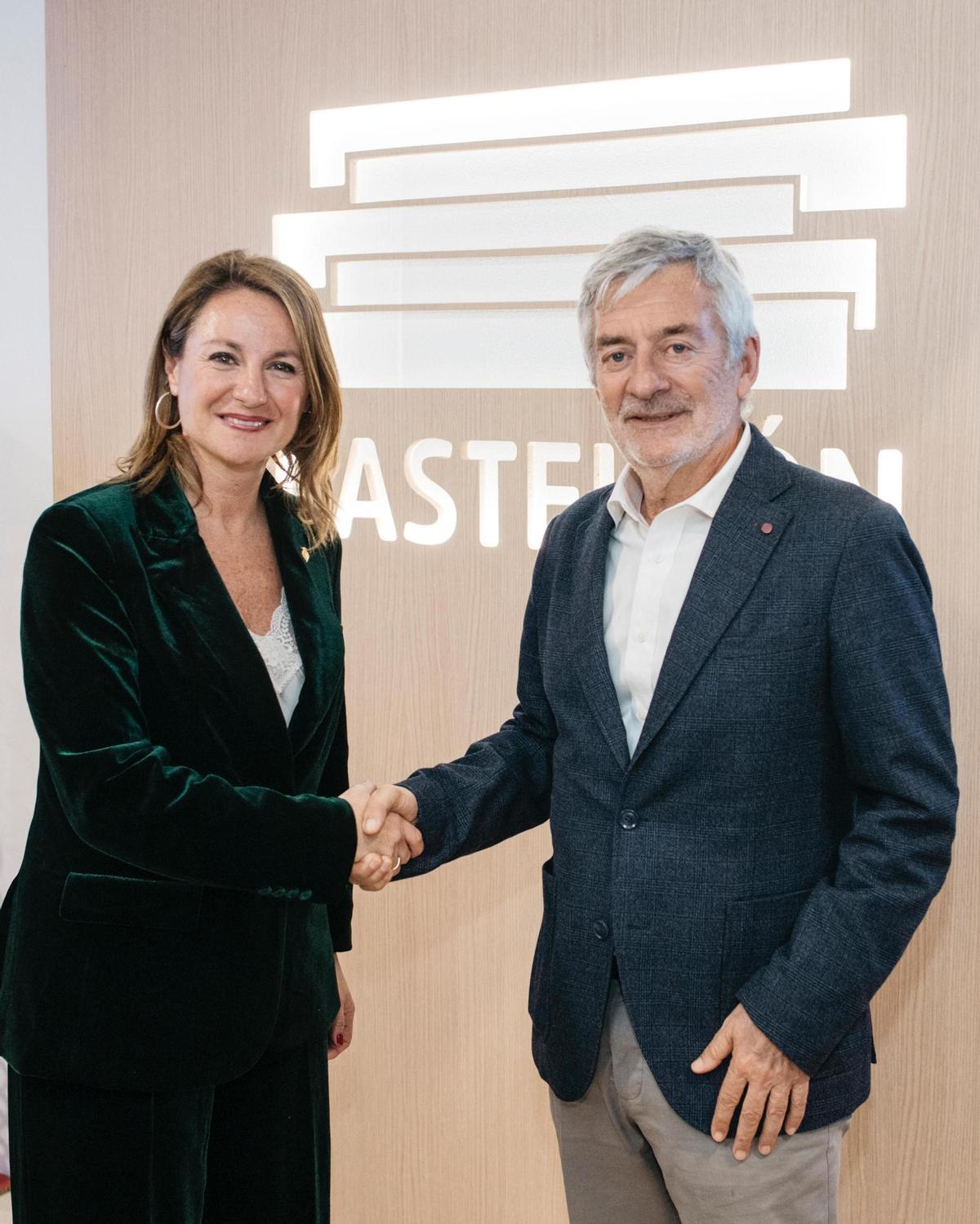 Acuerdo entre Begoña Carrasco (alcaldesa de Castelló) y Fernando Carpena (presidente de Real Federación Española de Natación).