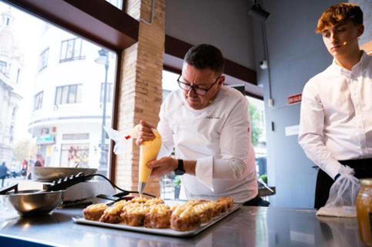 Juanfran Asencio rematando las torrijas con la crema.