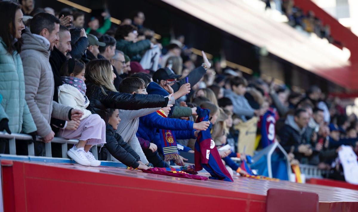¡Vitor Roque es la estrella! Baño de masas en el entrenamiento de puertas abiertas del Barça