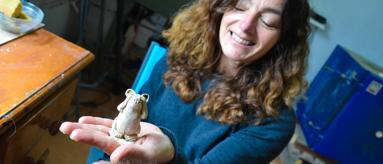 Andrea Martha Gordon sostiene un simpático ratoncillo, uno de los personajes que realiza en cerámica.