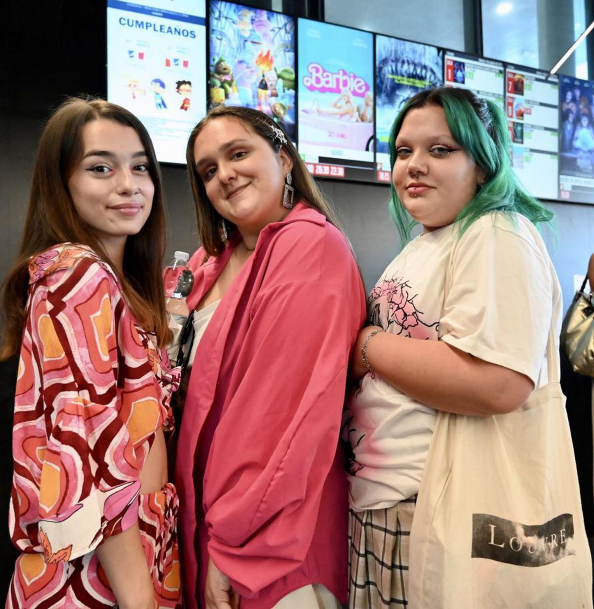 Tres jóvenes dispuestas a ver la película en Vialia. | // R.V.