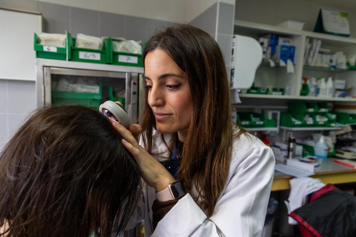 Una de cada cuatro jóvenes sufre excesiva caída del cabello y los peinados tirantes son una de las causas n Una de cada cuatro jóvenes sufre excesiva caída del cabello y los peinados tirantes son una de las causas n
