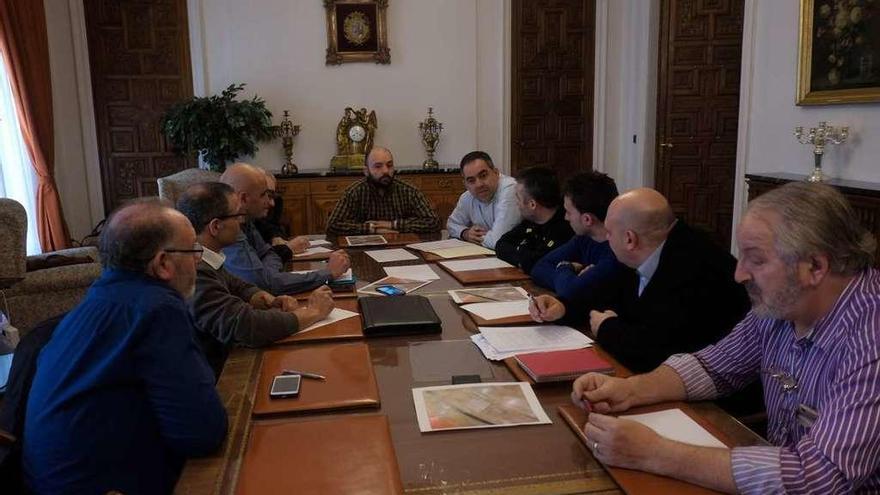 Imagen de la reunión celebrada ayer en el Ayuntamiento.