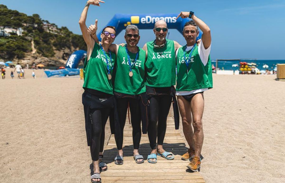 Hèctor y Hugo junto a sus guías tras completar el Marnatón de Begur.