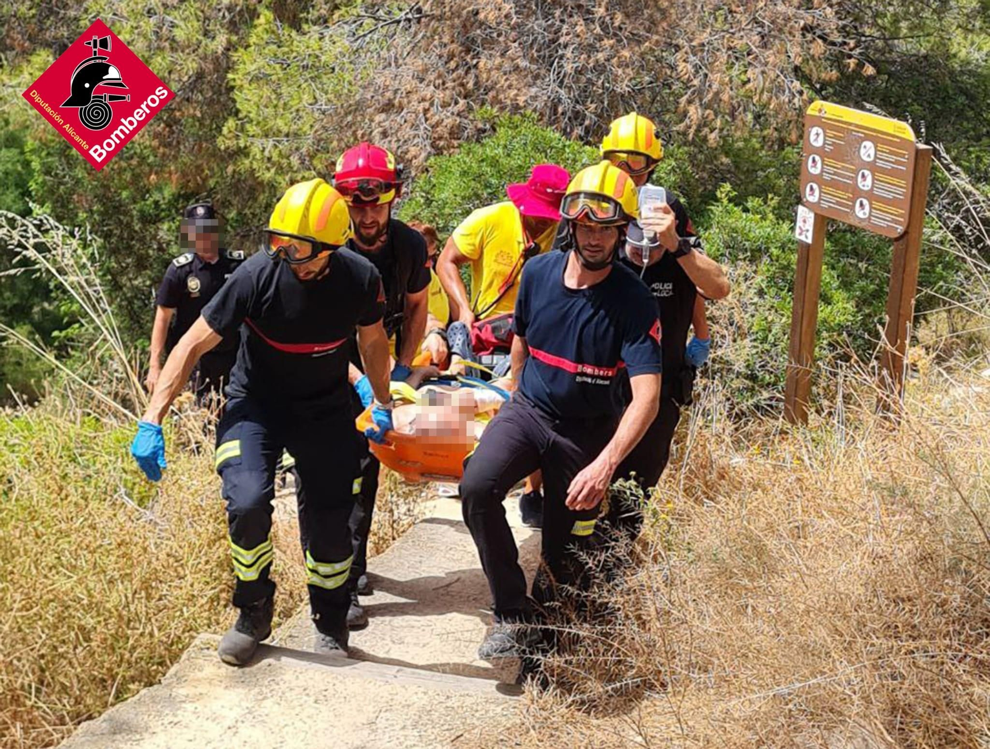 El rescate un bañista tras desvanecerse en la Cala de la Almadrava, en imágenes