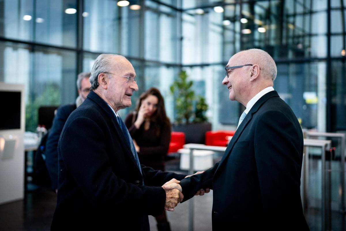 De la Torre ha mantenido un encuentro con el presidente del instituto, Luc Van den hove.