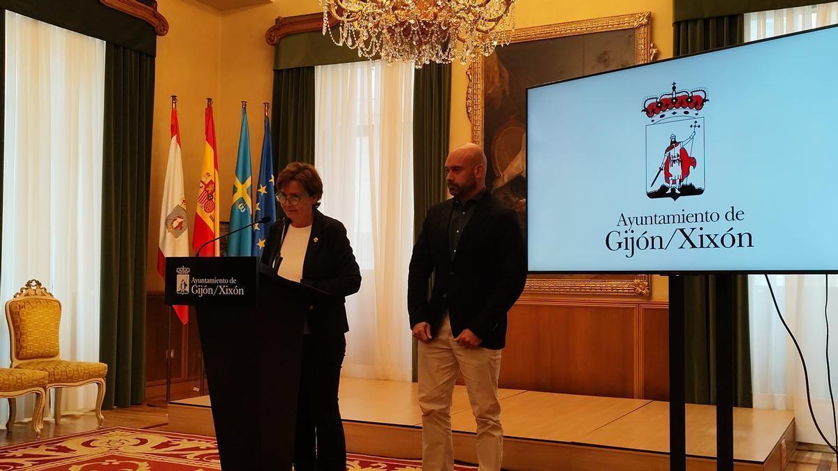 Carmen Moriyón,  acompañada por Jesús Martínez Salvador, durante su comparecencia.