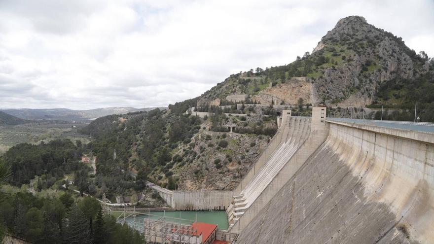 La Diputación de Córdoba inicia el segundo tramo de renovación de las conducciones de agua desde Iznájar