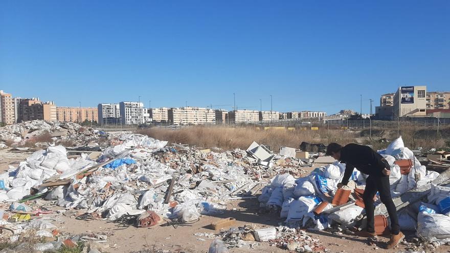 El Grupo Socialista exige una ordenanza que ponga freno a la escalada de vertidos ilegales de escombros en Alicante