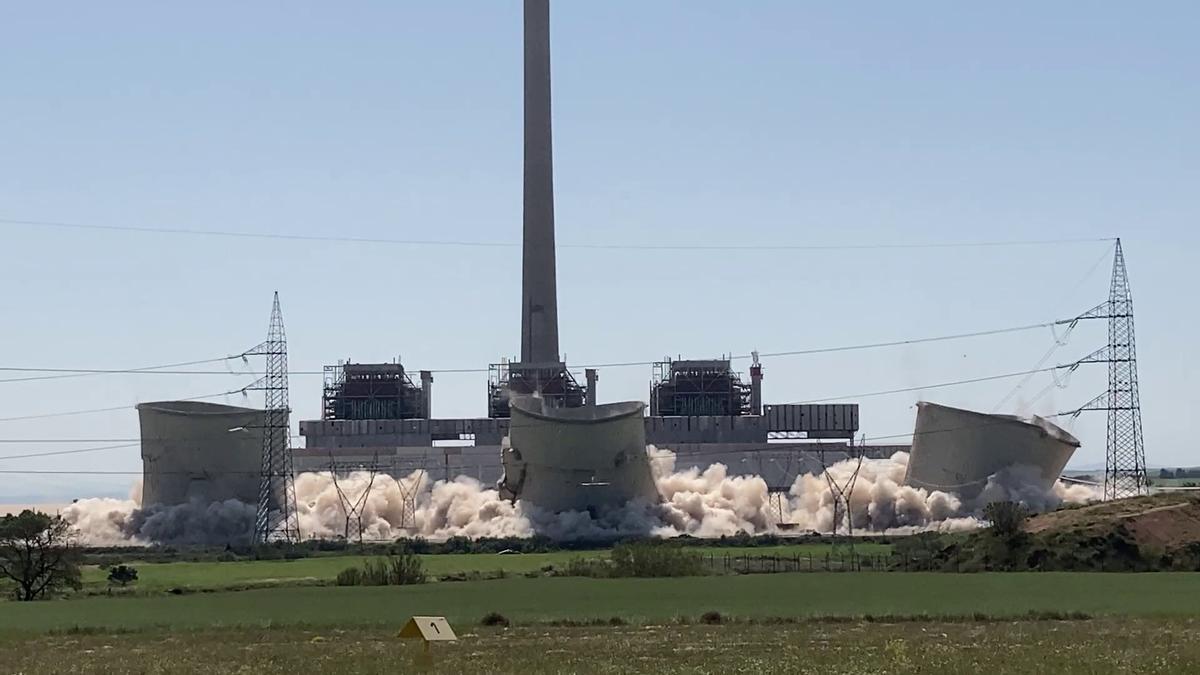 Demolición de las torres de la central térmica de Andorra en Teruel