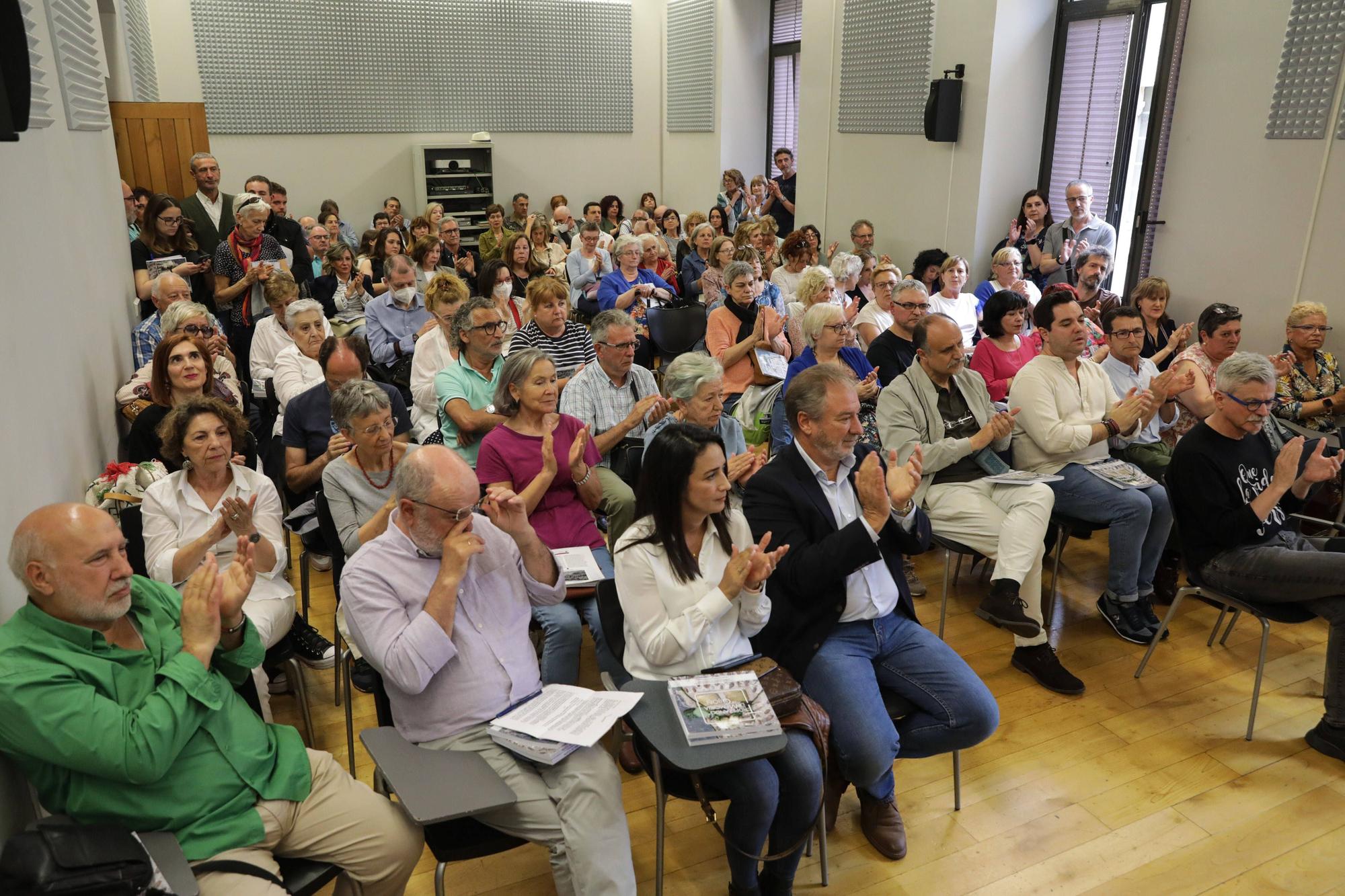 La presentación del libro "Tropezando con la memoria de Gijón", en imágenes