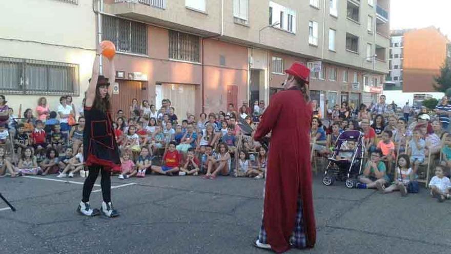 Dos payasos ponen la nota de humor al lunes infantil en Federico Silva