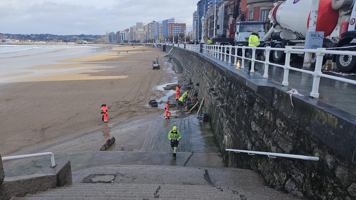 El temporal obliga a reforzar la estructura del Muro de San Lorenzo por precaución (en imágenes)