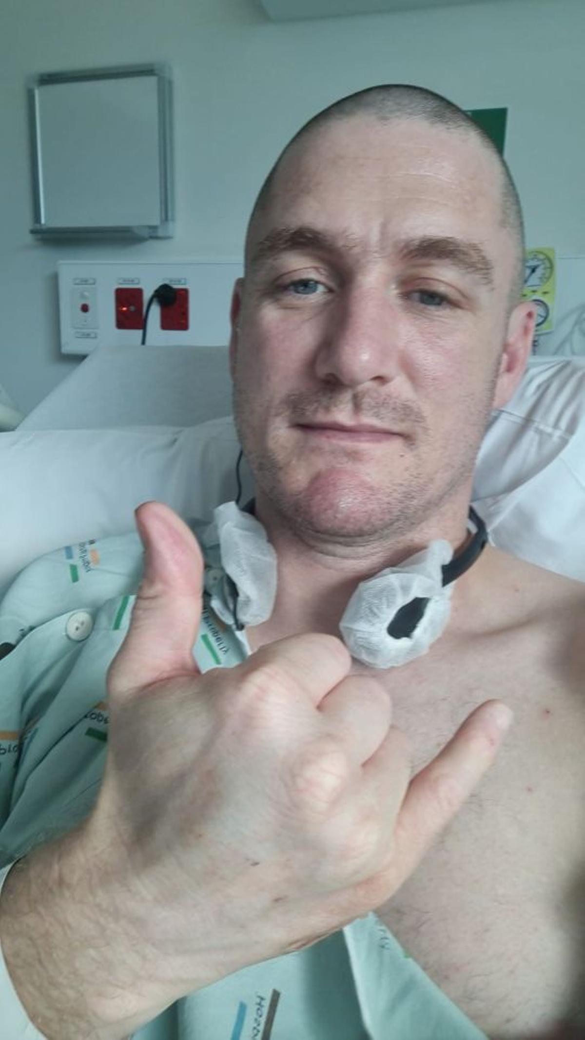 Joe Merrall tras la operación en la que se le amputó un tercio de su pene