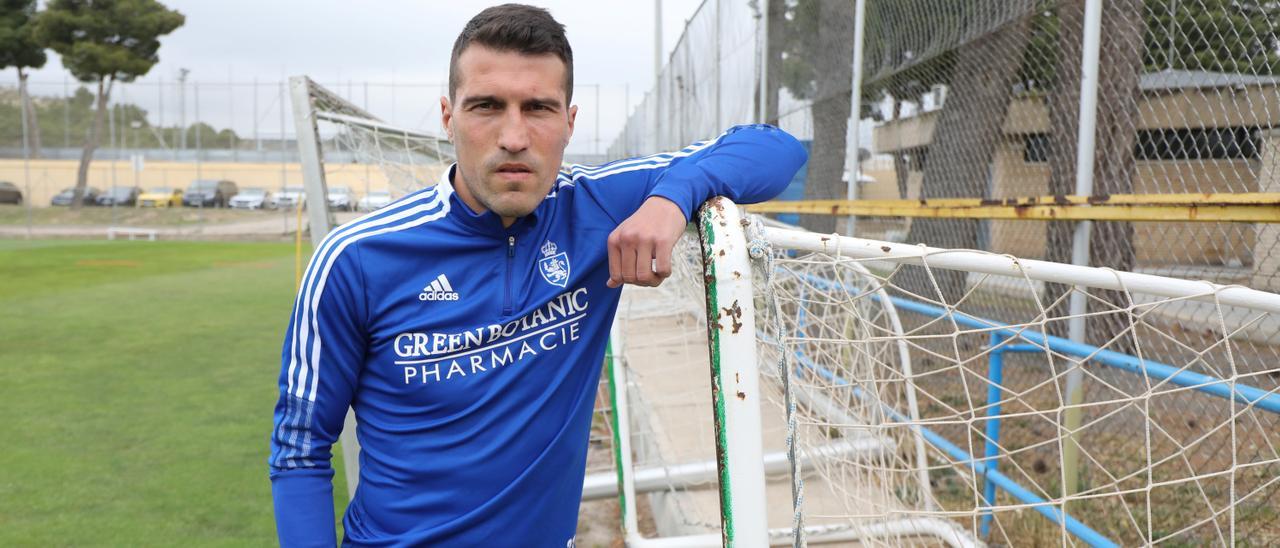 Alberto Zapater, apoyado en una portería en la Ciudad Deportiva del Real Zaragoza.