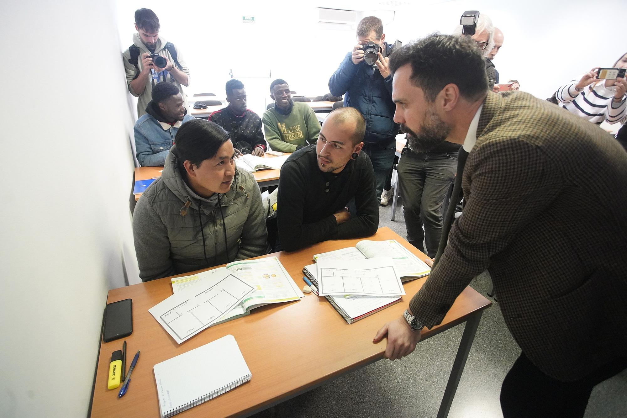 Roger Torrent visita el programa d'FP Ocupacional Dual d'electrònica a la ciutat de Girona