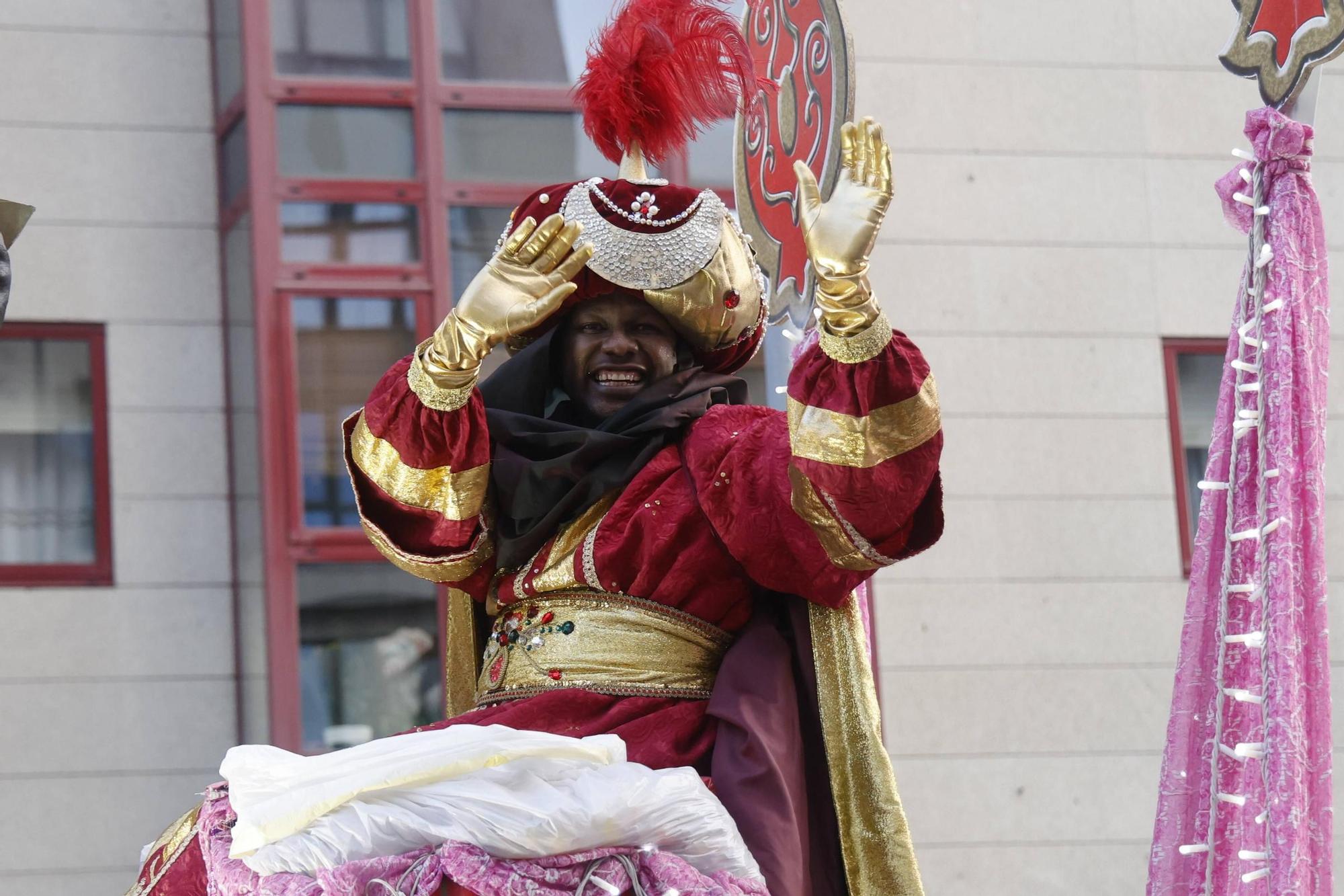 Los Reyes Magos desfilan por las calles de Santiago en una cabalgata cargada de ilusión