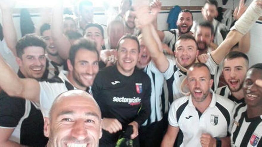 Los jugadores del Benirredrà celebrando el campeonato.