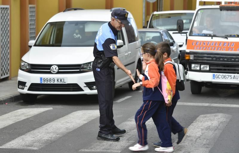 GÁLDAR.  Pepe, policía local de Gáldar, que se ha hecho viral por un vídeo en el que saluda a todos los niños a la entrada del colegio.  | 20/06/2019 | Fotógrafo: José Pérez Curbelo