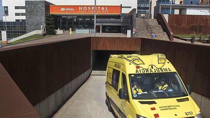 Ambulància sortint de l&#039;Hospital Sant Joan de Déu de Manresa