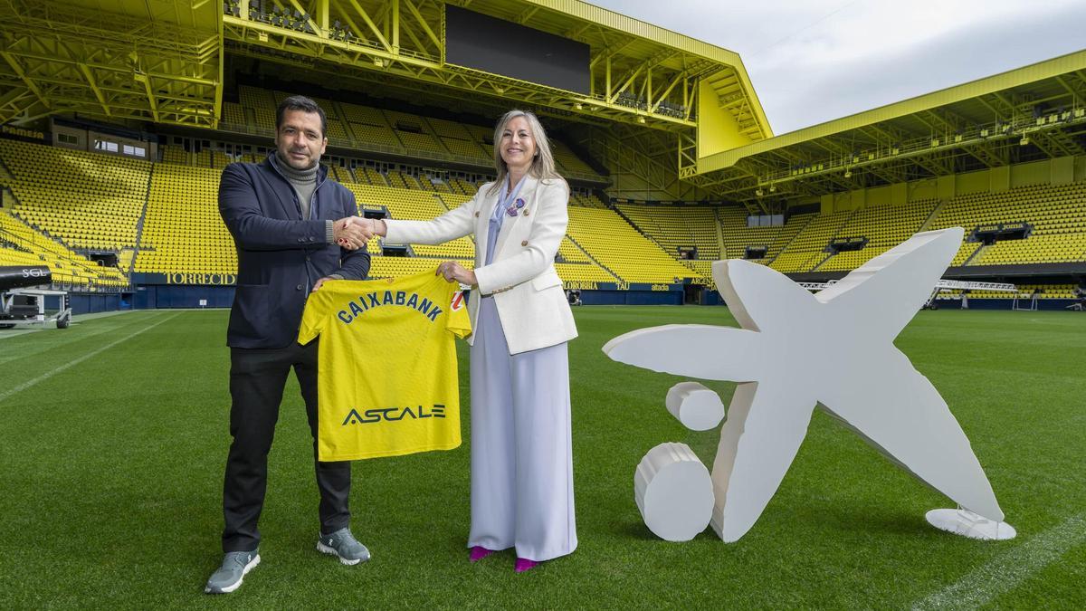 Fernando Roig, consejero delegado del Villarreal CF y .Olga García, directora territorial de CaixaBank en la Comunidad Valenciana y Región de Murcia.