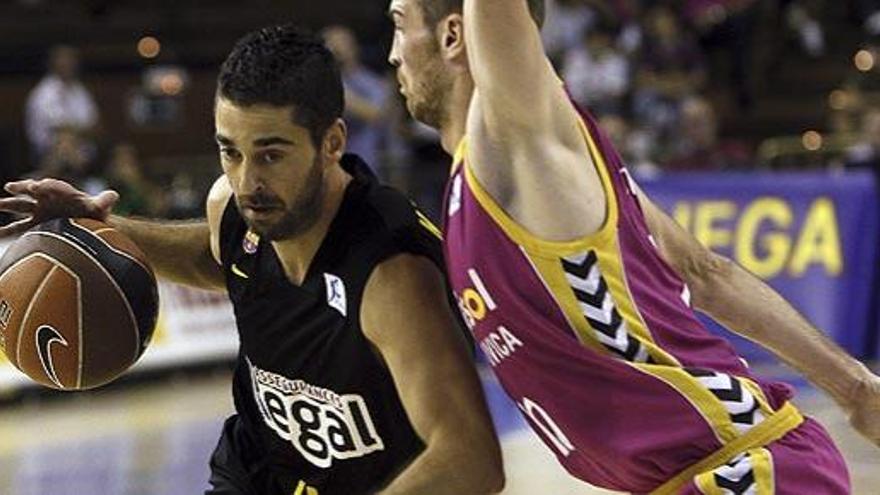 Juan Carlos Navarro bota el balón ante Texemi Urtasun, en un momento del partido.