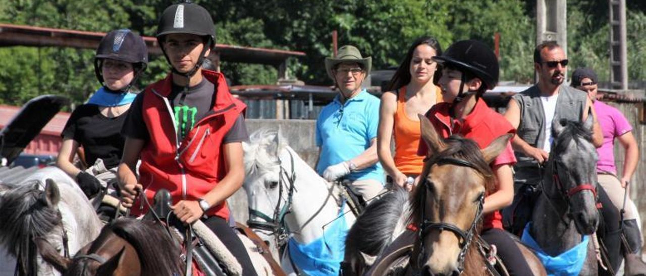 Amador Martínez, en el centro de azul, durante una ruta a caballo. | FDV