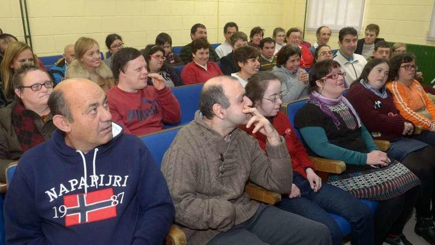 Usuarios del Centro Saiar, ayer durante el acto del XXIX aniversario de la institución. // Noé Parga