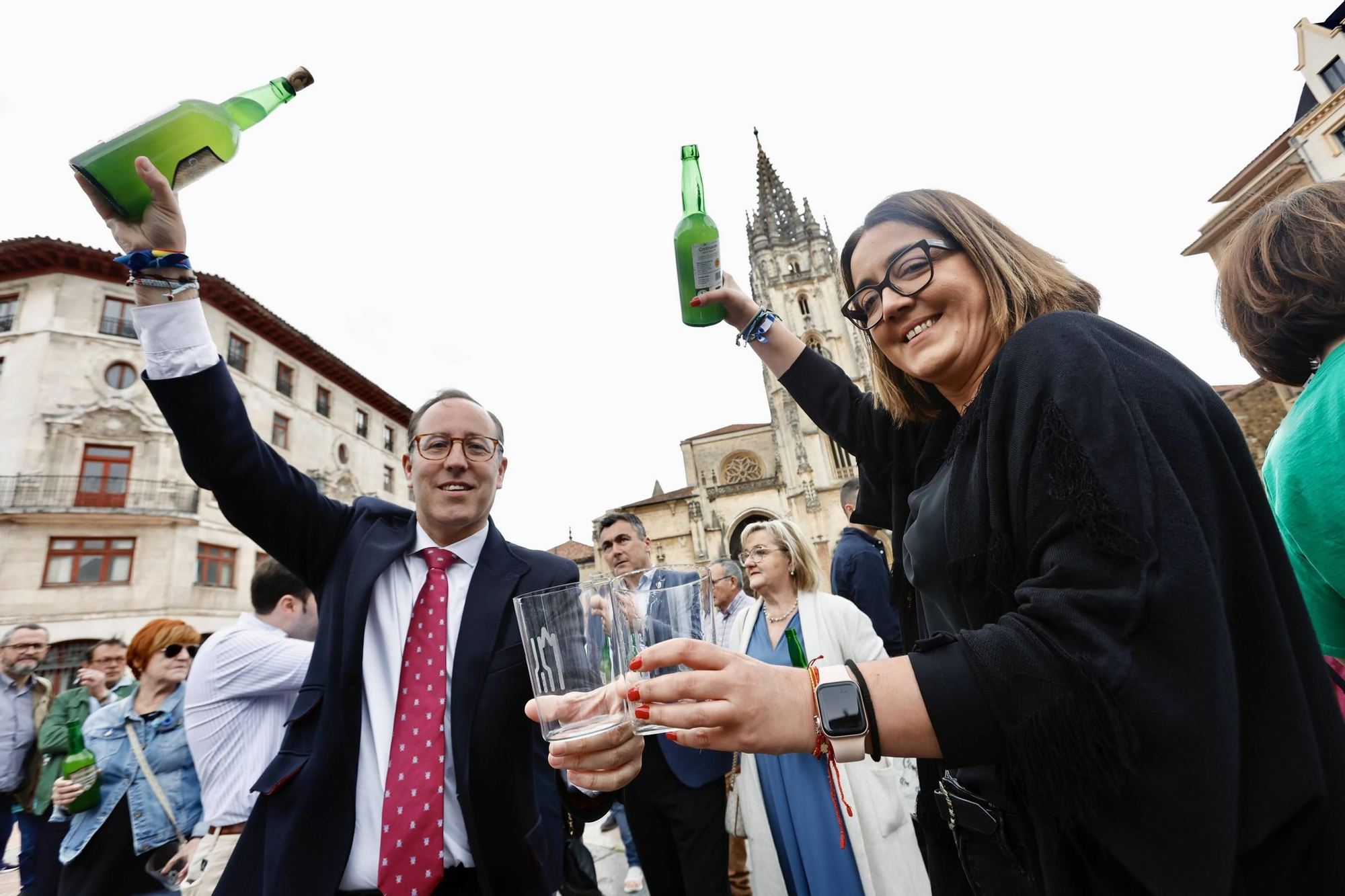 Cientos de brazos al aire junto a la Catedral de Oviedo para que la sidra sea patrimonio de la humanidad