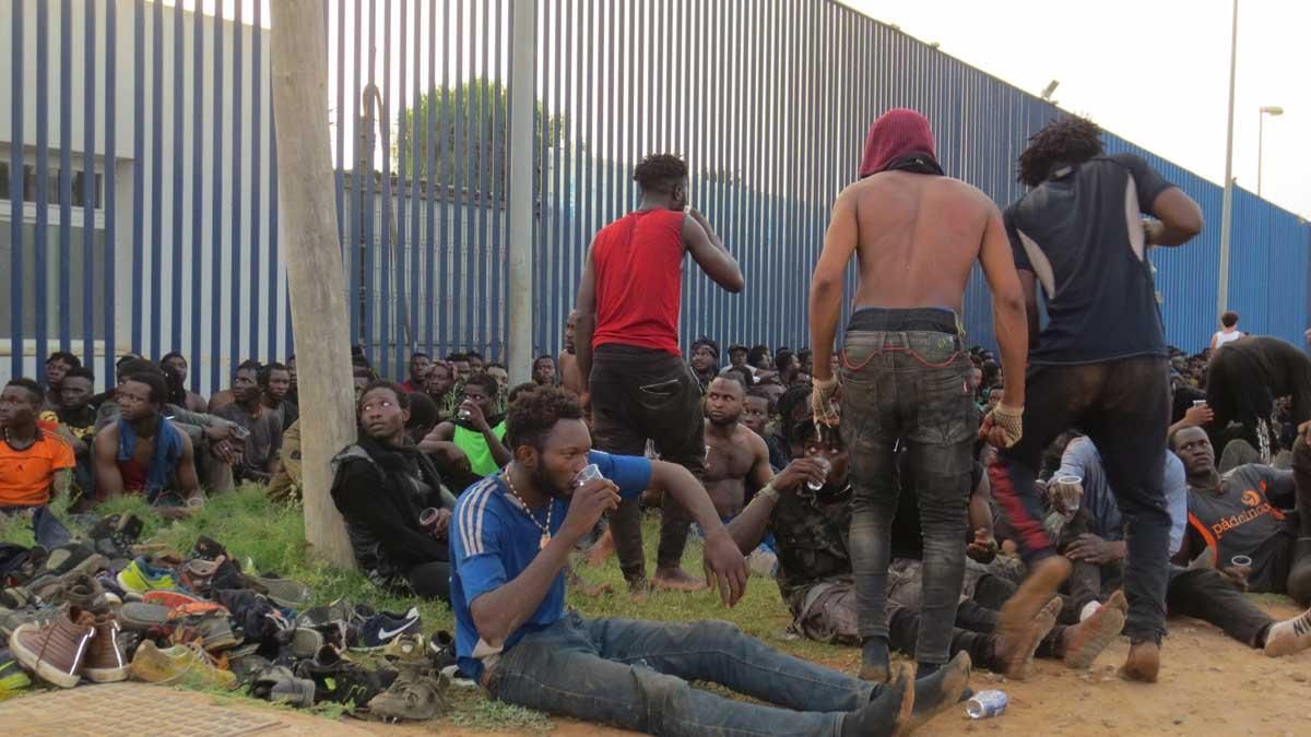 La Guàrdia civil impedeix que uns 100 immigrants saltin la tanca de Melilla La Guàrdia civil impedeix que uns 100 immigrants saltin la tanca de Melilla