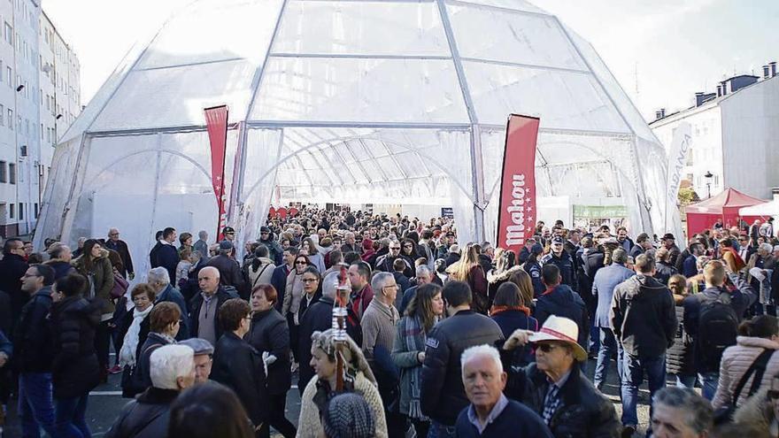 El Concello volverá a instalar la carpa de puestos de venta en el Campo da Feira Vello. // Bernabé