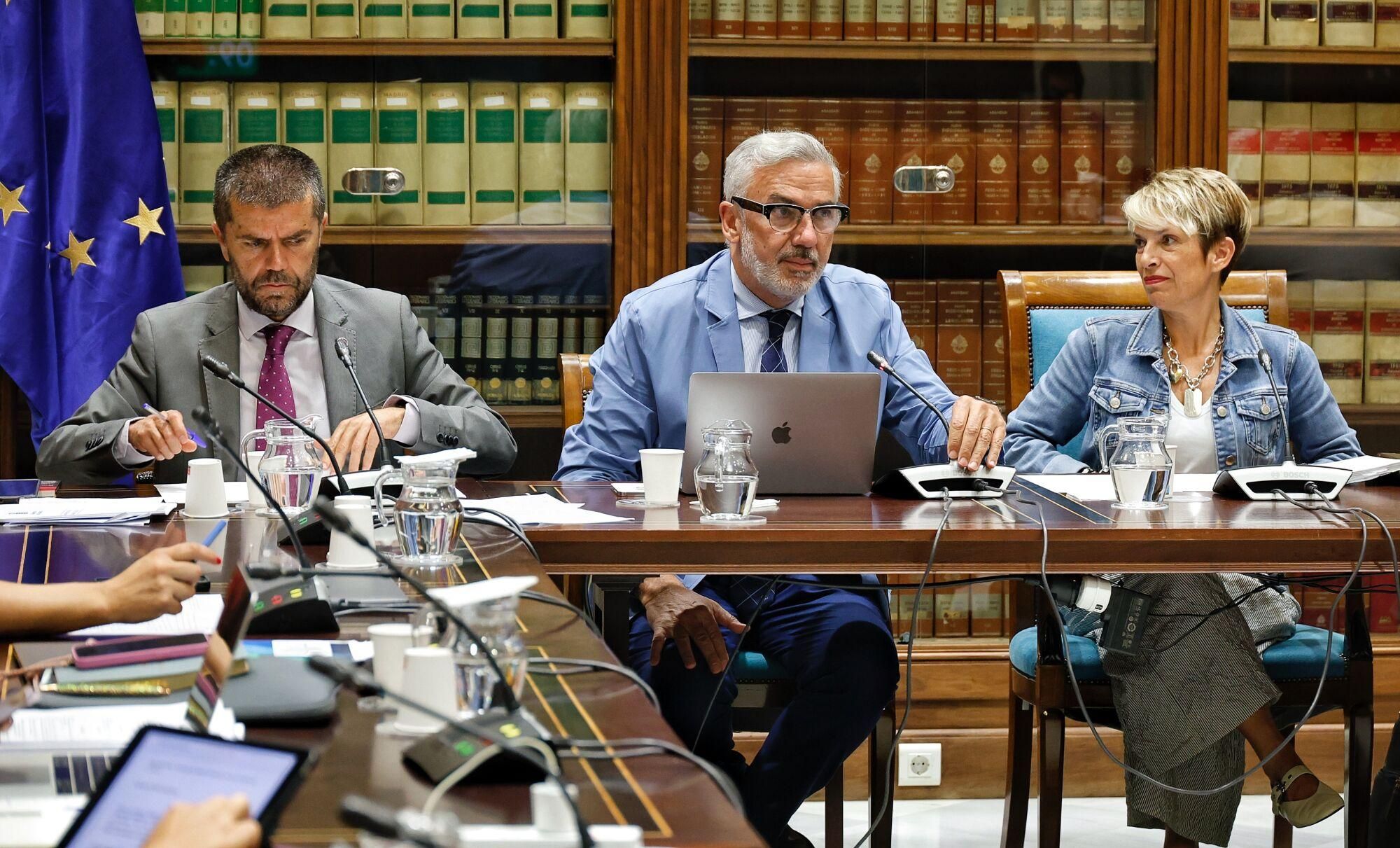 Los rectores canarios comparecen en el Parlamento regional para valorar la ley de ciencia.
